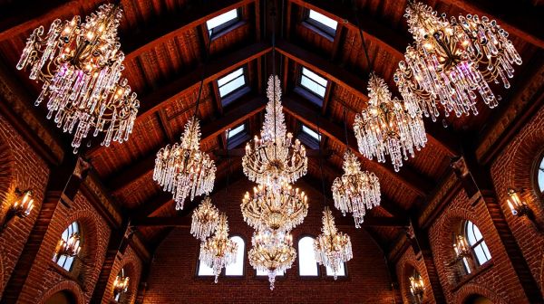 Guide des plafonds cathédrale : luminaires pour volume époustouflant